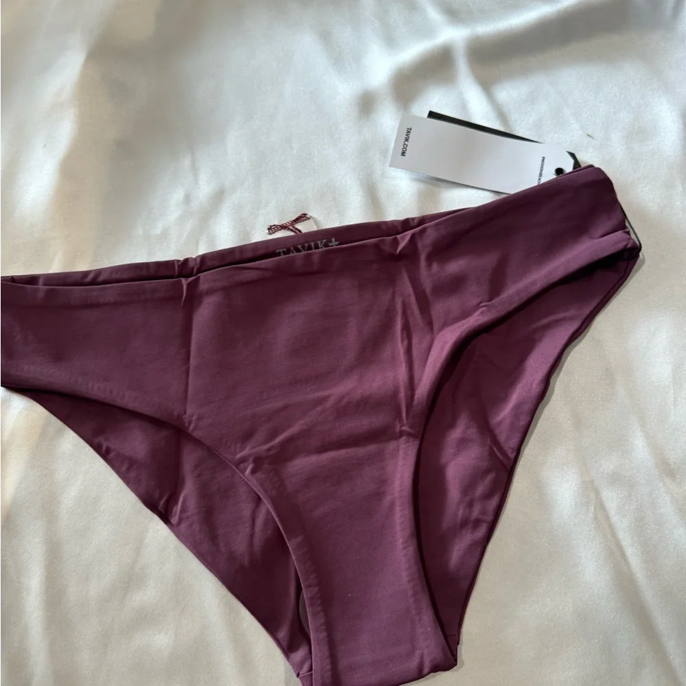 BUNDLE 2 ITEMS FOR $8✨ FINAL SALE✨ TAVIK full coverage swimming bottom 💐